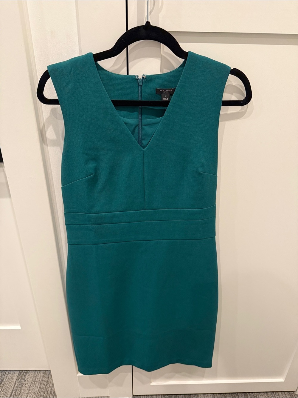 Ann Taylor Green V-Neck Sheath Dress with Waistband Detail